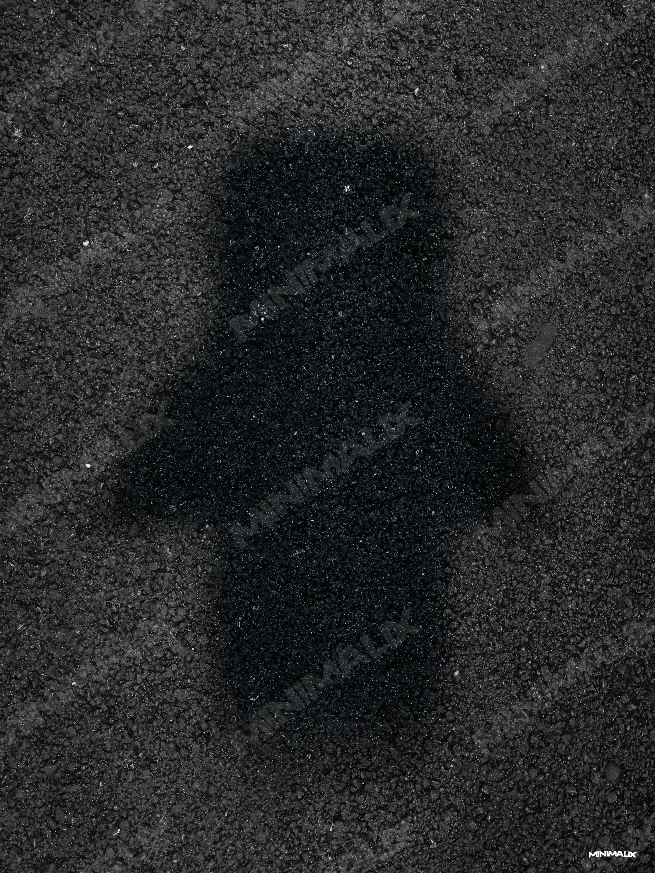 Affiche minimaliste noire : une ombre de voiture vue de dessus, floue et sombre, projetée sur un bitume gris granuleux, sans la voiture elle-même