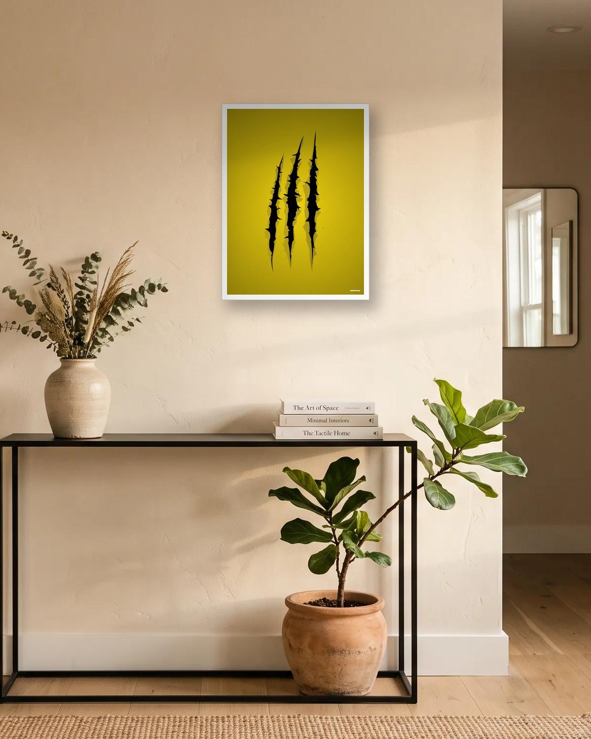 Le jaune lacéré, affiche encadrée dans une entrée