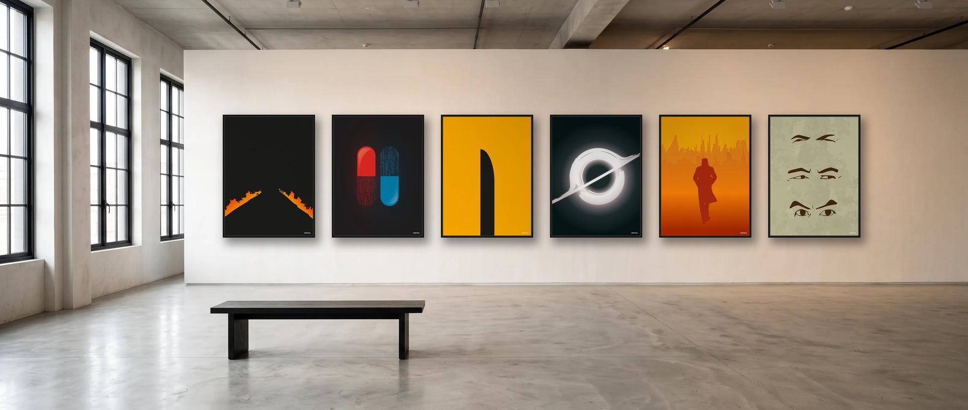 Six affiches minimalistes de cinéma encadrées, alignées sur le mur d'une galerie